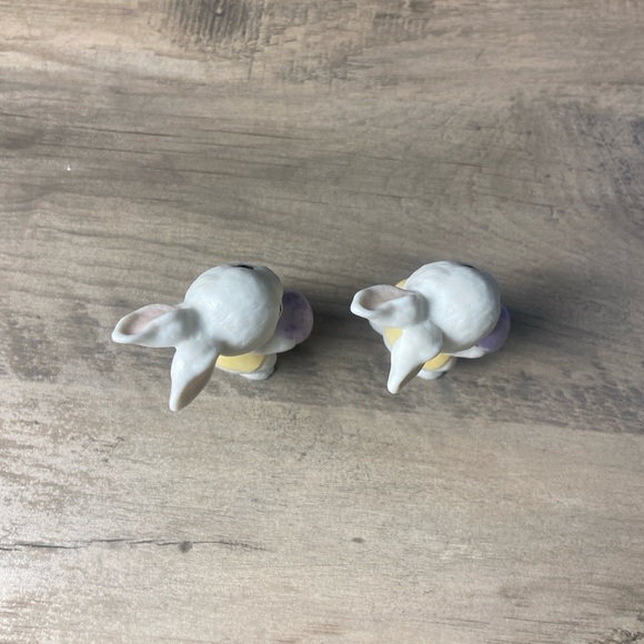 Hallmark: Two Bunny Rabbits with Purple Egg figurine, 2.5" (1984) - Picture 5 of 7